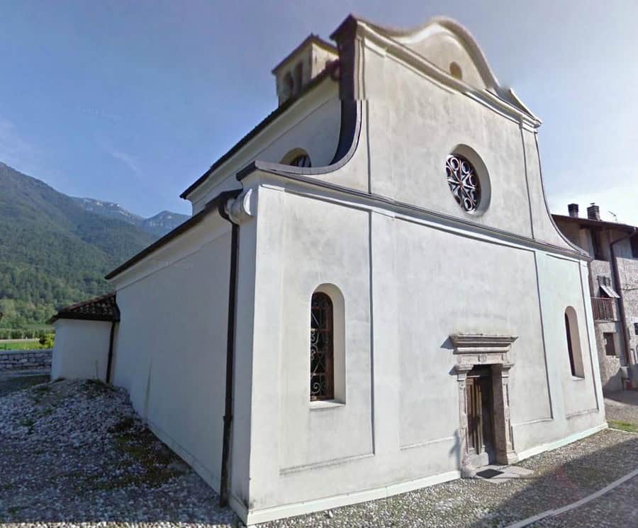 Chiesa di Brusino con facciata bianca e dettagli architettonici classici.