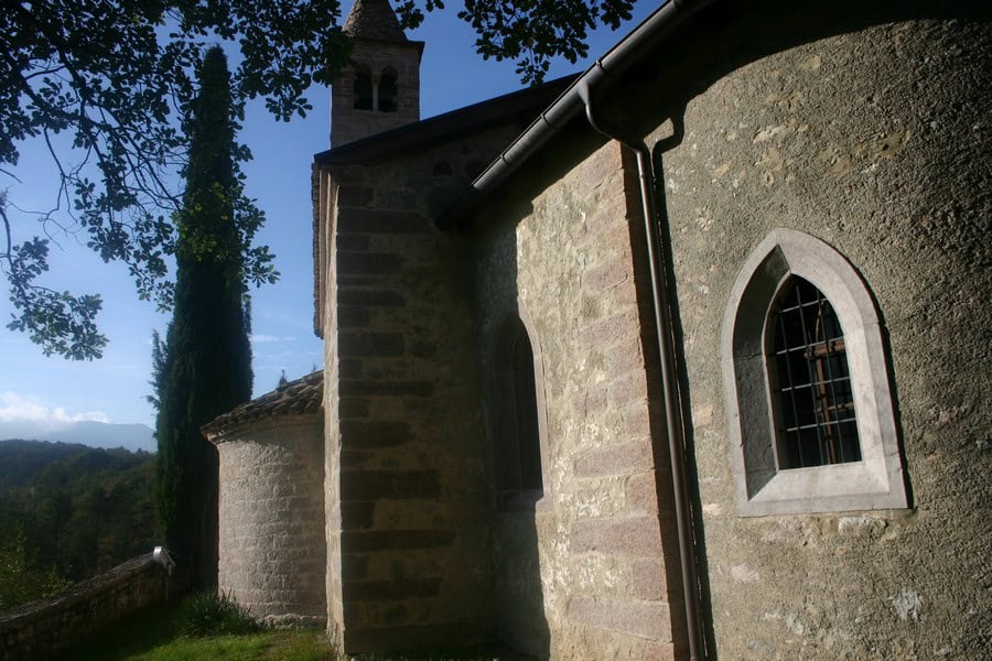Chiesa di San Siro con dettagli architettonici in pietra e finestra in stile gotico.