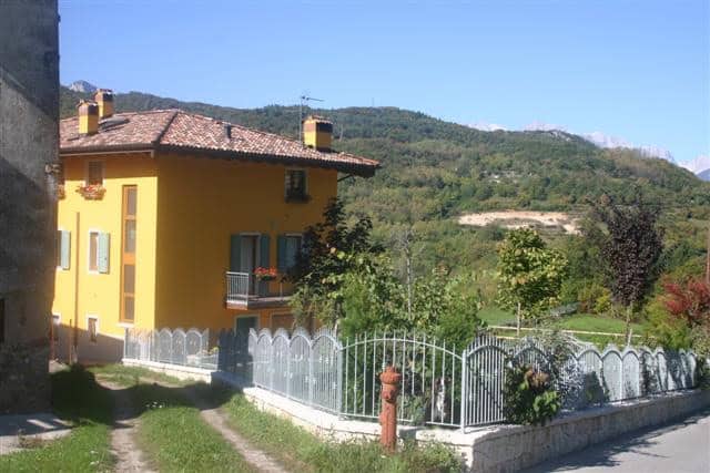 Casa di civile abitazione a Lomaso con giardino e recinzione in ferro.
