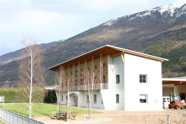 Costruzioni Dallapè Srl edificio in legno con vista montagna.