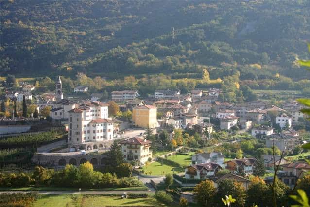 Paesaggio di Canonica Lasino con edifici e natura circostante.
