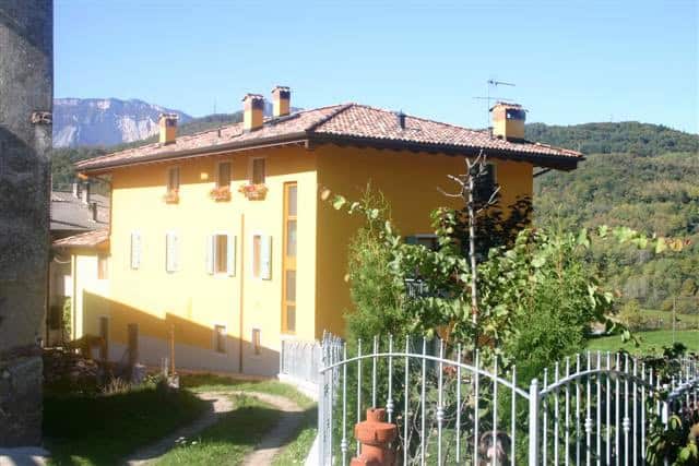 Casa di civile abitazione a Lomaso con giardino e vista sulle montagne.