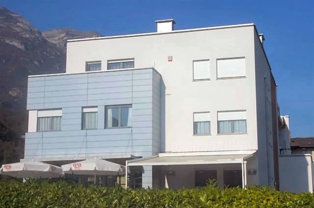 Edificio residenziale moderno a Residenza Giorgia con facciata bianca e dettagli blu.