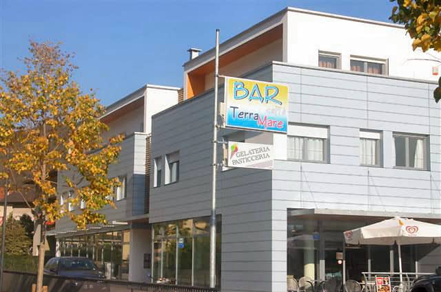 Edificio moderno con negozi e bar a Residenza Giorgia, Italia.