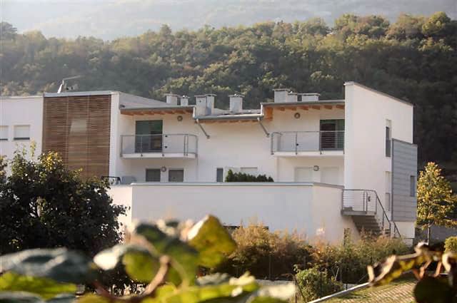 Moderna costruzione con balconi e vista sulle colline.