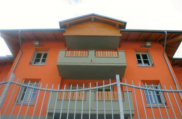 Edificio residenziale con balcone e recinzione in metallo.