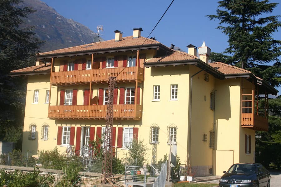 Residenza Clarissa edificio residenziale in stile tradizionale con balconi in legno.