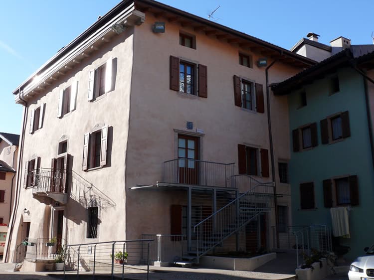 Edificio residenziale in stile tradizionale con balconi e finestre in legno.