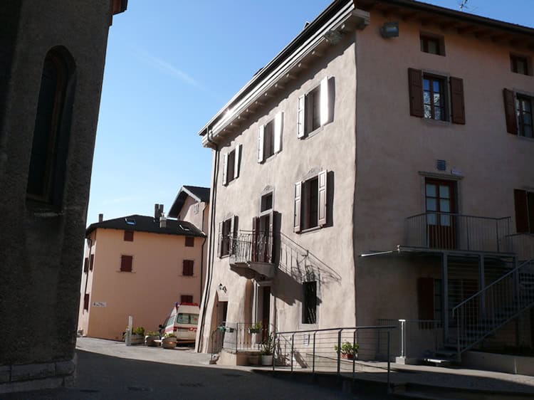 Edificio residenziale a Canonica Vezzano con balcone e scale esterne.