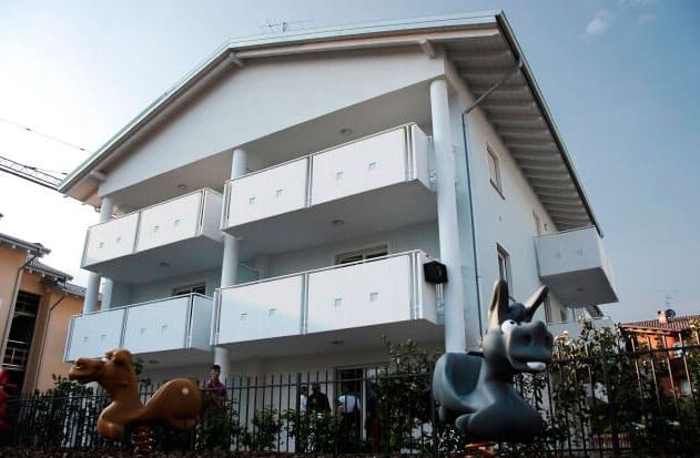 Residenza EOS edificio residenziale con balconi e giochi per bambini.