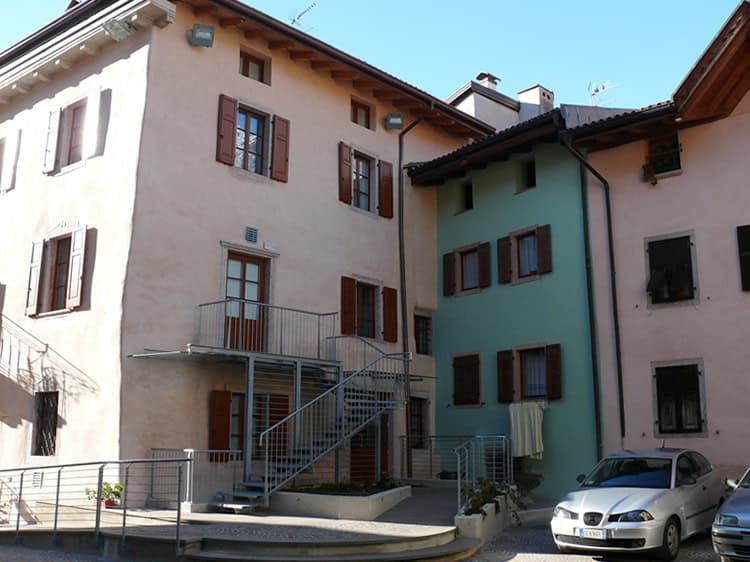 Edificio residenziale a Canonica Vezzano con ristrutturazione moderna.