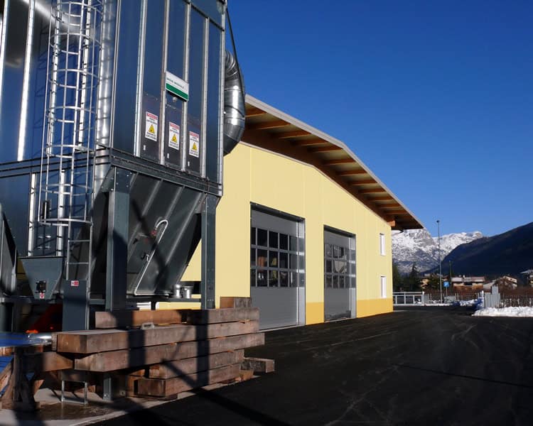 Impianto industriale di costruzioni Dallapè Srl in un'area montana.