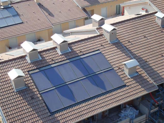 Pannelli solari installati sul tetto di una residenza moderna.