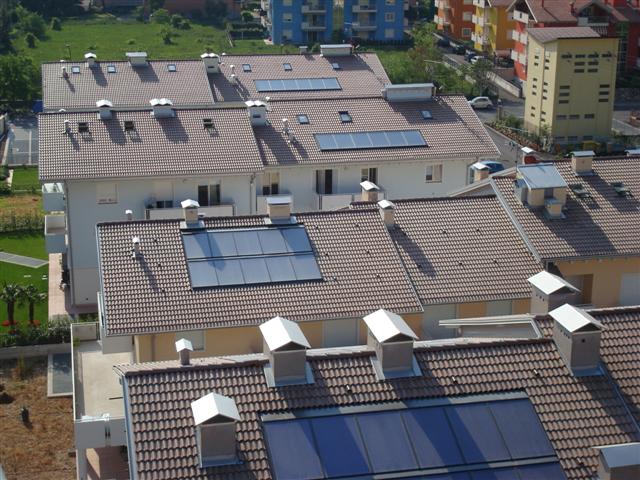 Tetti di case residenziali con pannelli solari e lucernari.