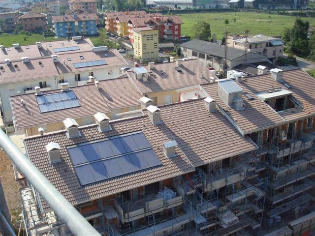 Tetto di edificio residenziale con pannelli solari e impalcature di costruzione.