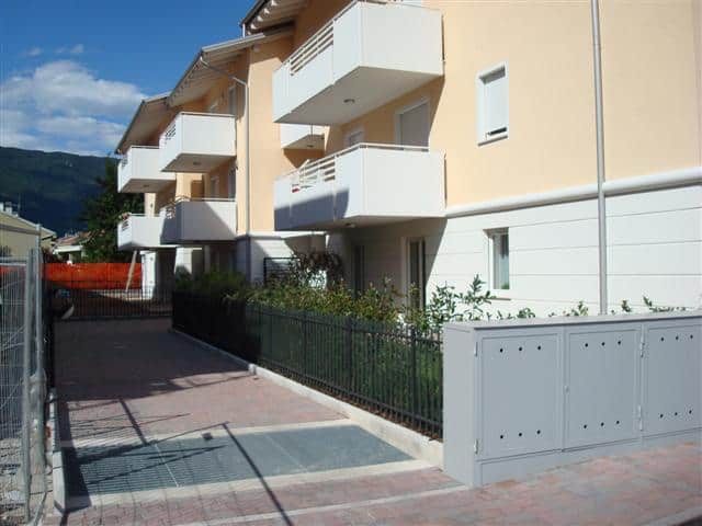 Residenza EOS edificio residenziale con balconi e giardino.