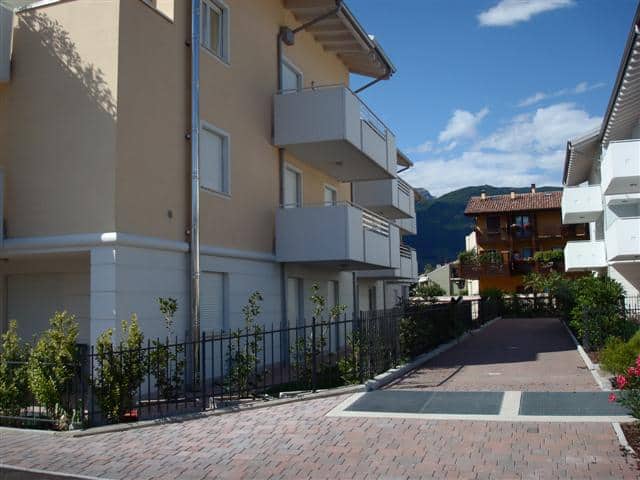 Residenza EOS edificio residenziale con balconi e giardino.