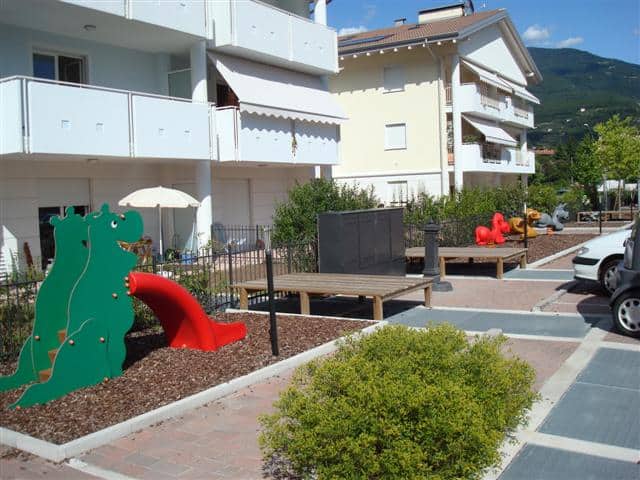 Area giochi per bambini con scivolo a forma di coccodrillo vicino a residenza EOS.