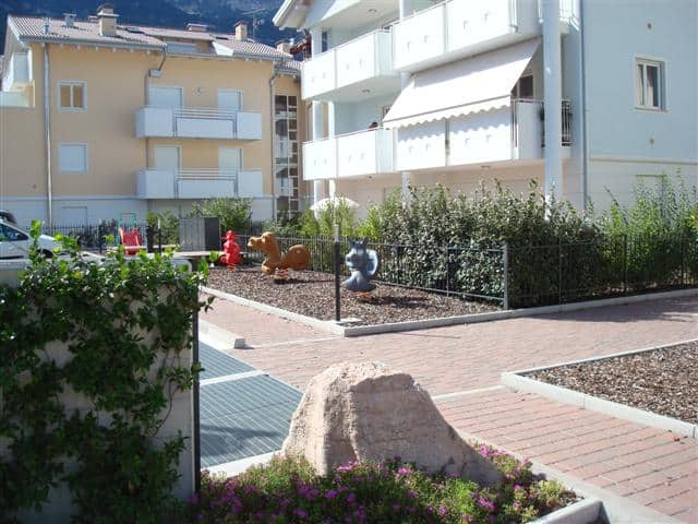 Area giochi per bambini nel cortile di Residenza EOS, costruzioni Dallapè Srl.