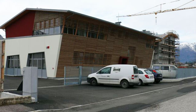 Costruzioni Dallapè Srl edificio moderno in fase di completamento.