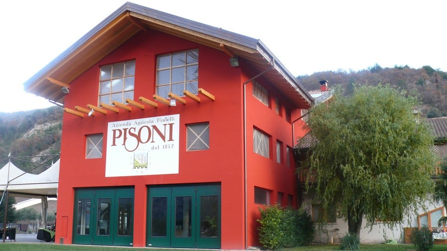 Costruzioni Dallapè Srl edificio in stile tradizionale con facciata rossa e grandi finestre.