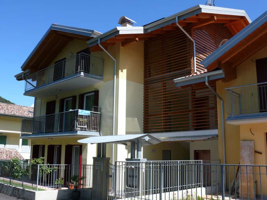Costruzioni Dallapè Srl: edificio residenziale a Brusino con balconi e facciata moderna.