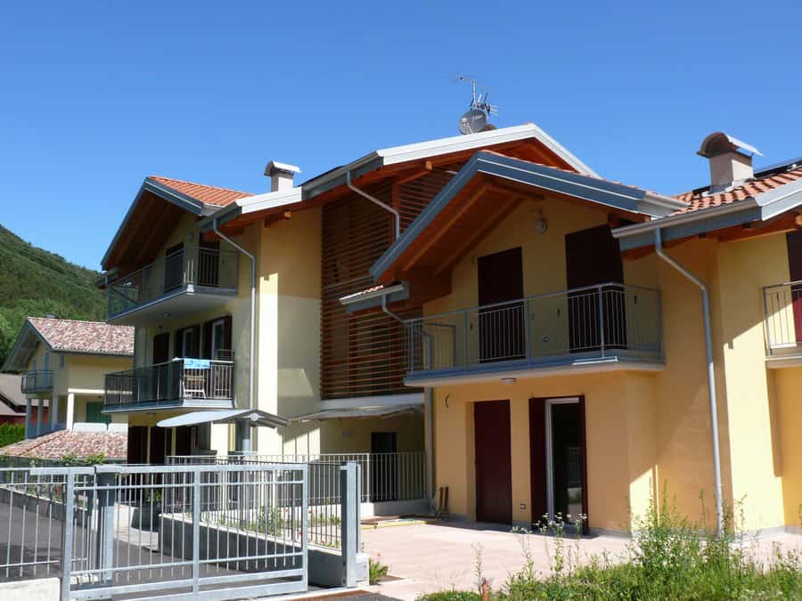 Costruzioni Dallapè Srl: edificio residenziale a Brusino con balconi e tetto in tegole.