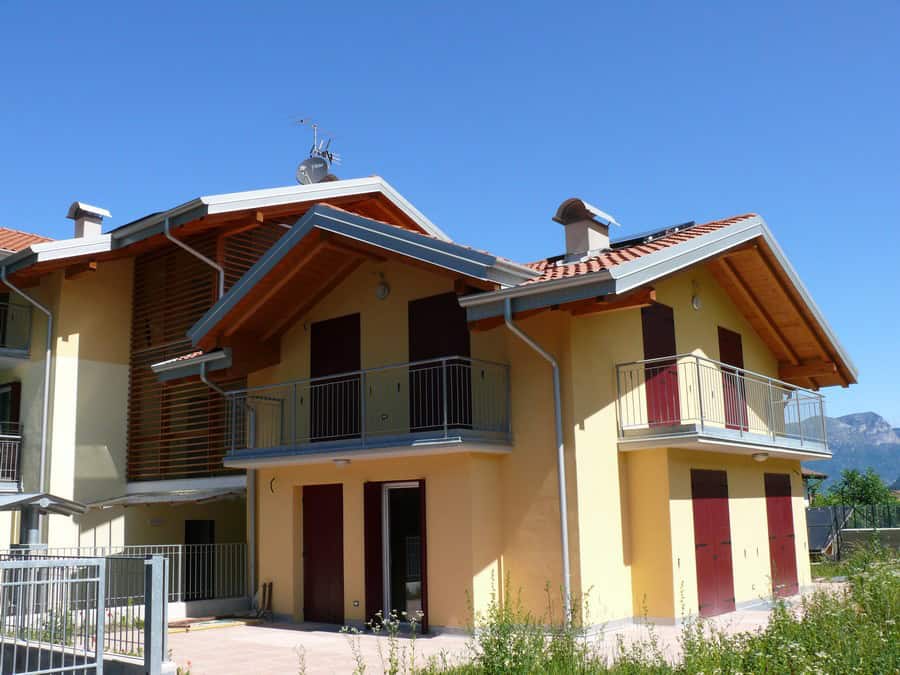 Costruzione di casa di civile abitazione a Brusino con balconi e tetto a falde.