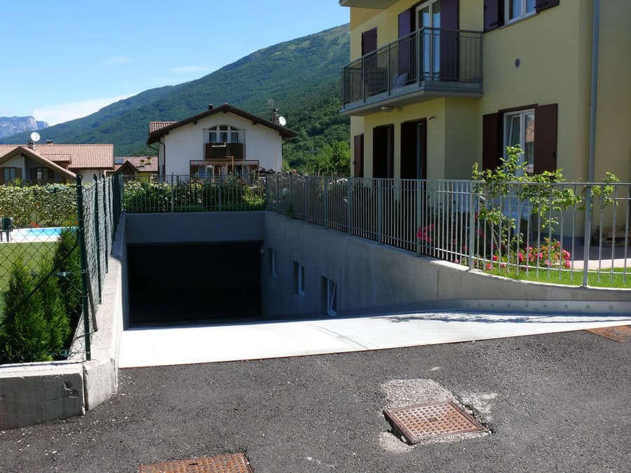 Costruzioni Dallapè Srl, edificio residenziale a Brusino con garage interrato.