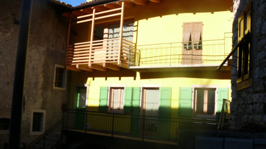 Edificio residenziale a Lasino con balconi e facciata colorata.