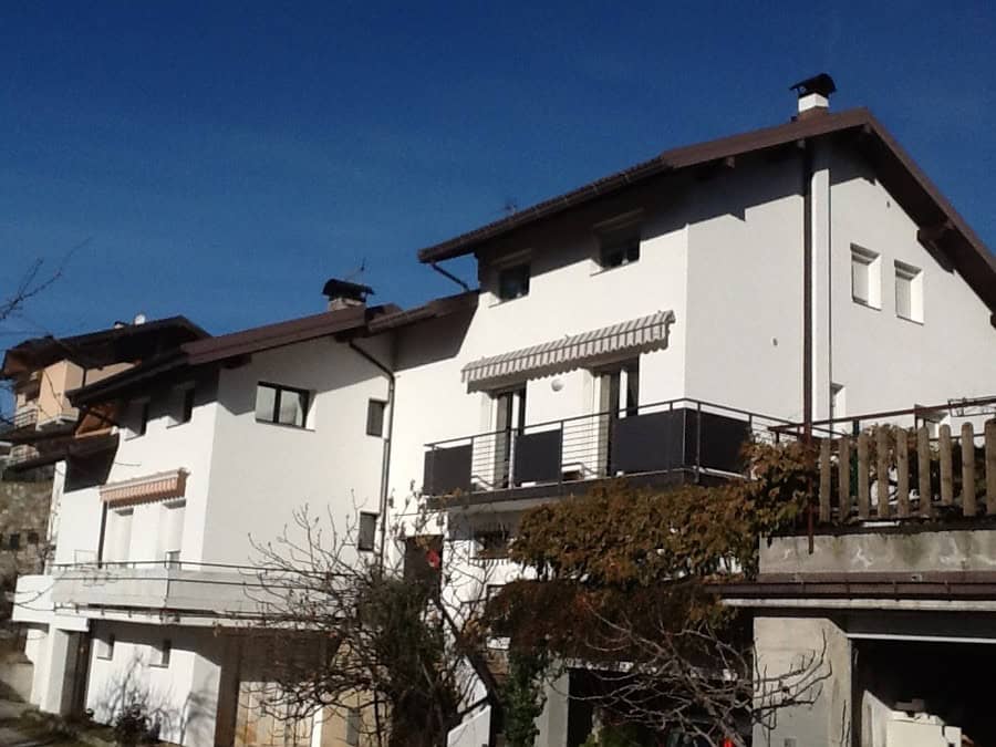 Edificio residenziale a Pergine Valsugana con balconi e facciata bianca.