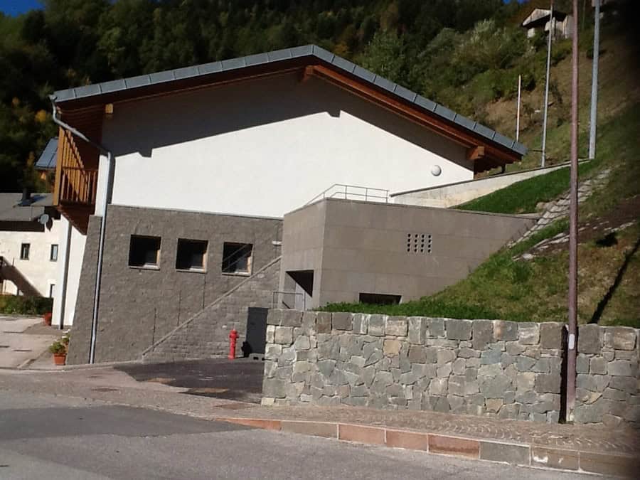 Costruzioni Dallapè Srl edificio moderno in zona collinare.