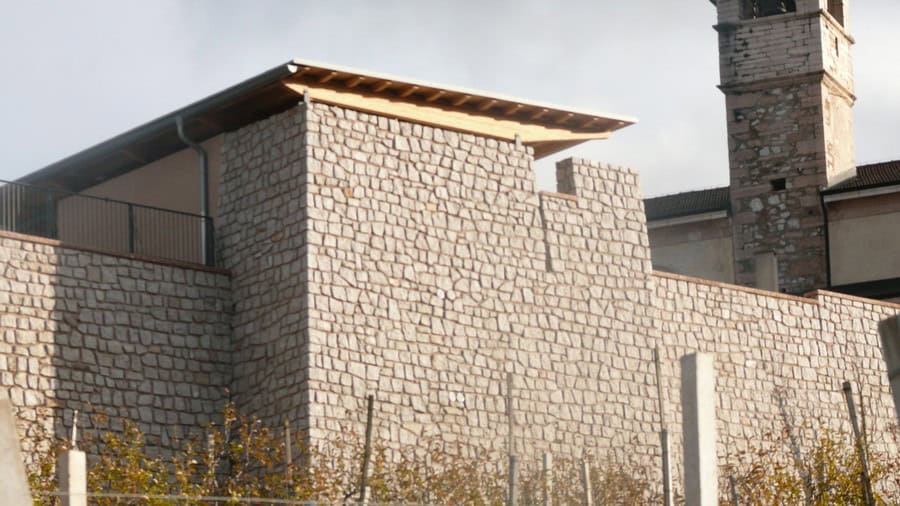 Costruzioni Dallapè Srl: struttura in pietra nel cimitero di Lasino.