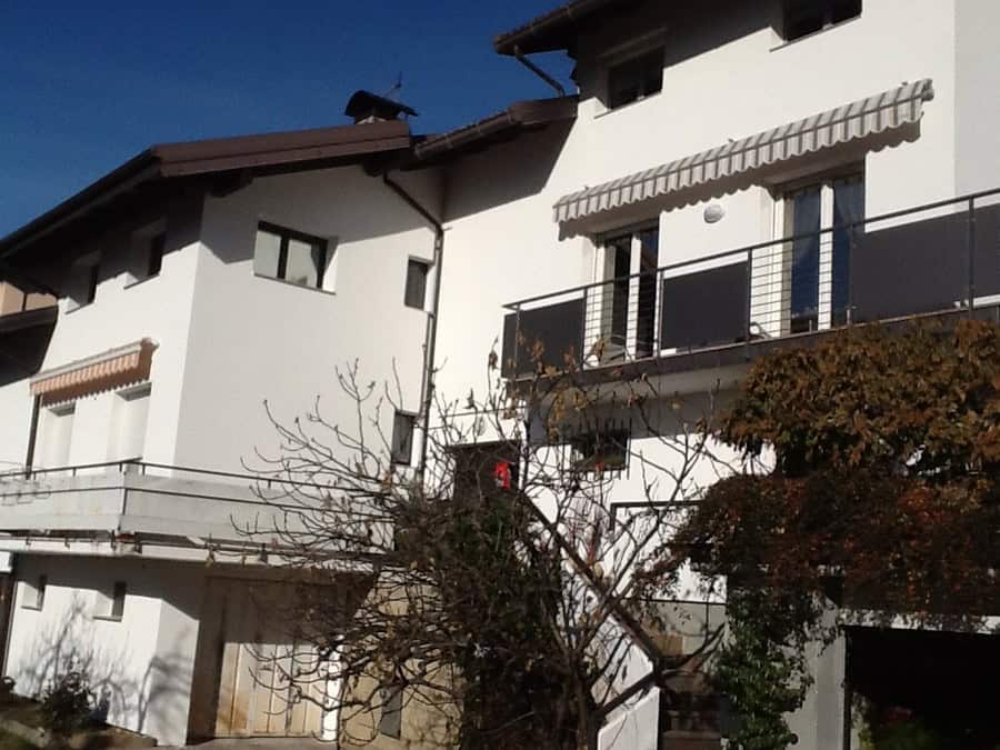 Edificio residenziale moderno con balconi e terrazze a Pergine Valsugana.