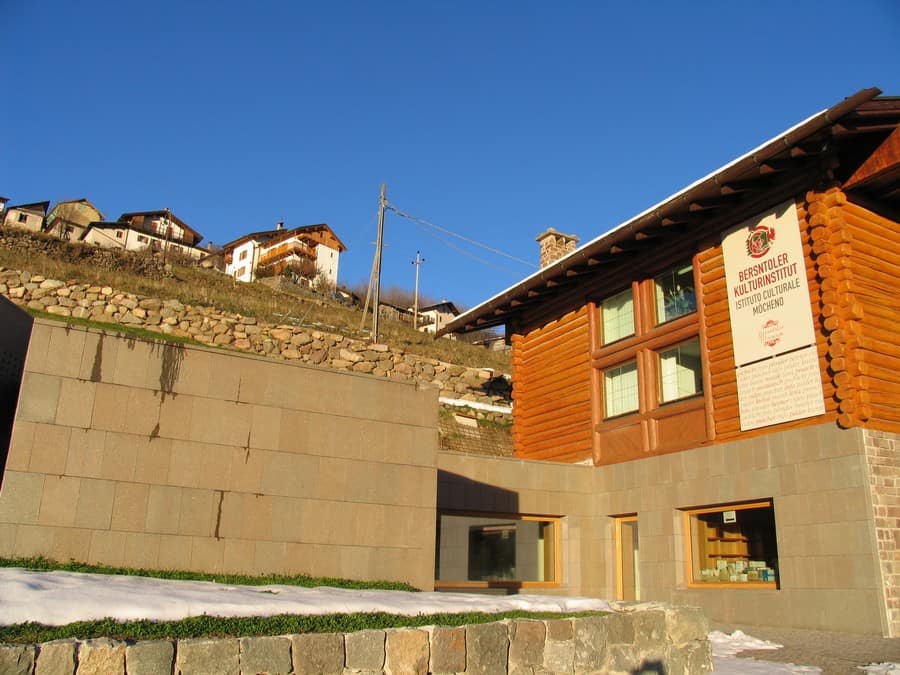 Costruzioni Dallapè Srl edificio in stile moderno con vista sul paesaggio montano.