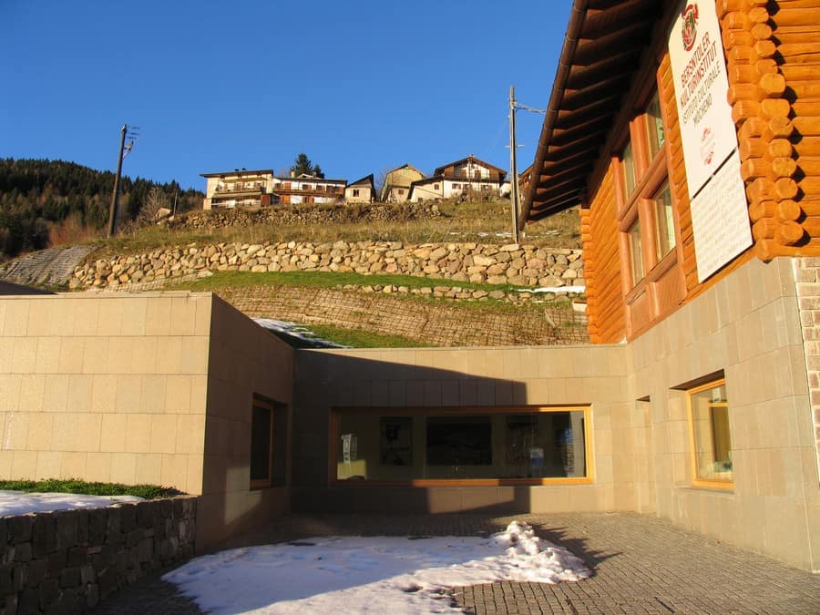 Costruzioni Dallapè Srl edificio moderno con vista sul paesaggio montano.
