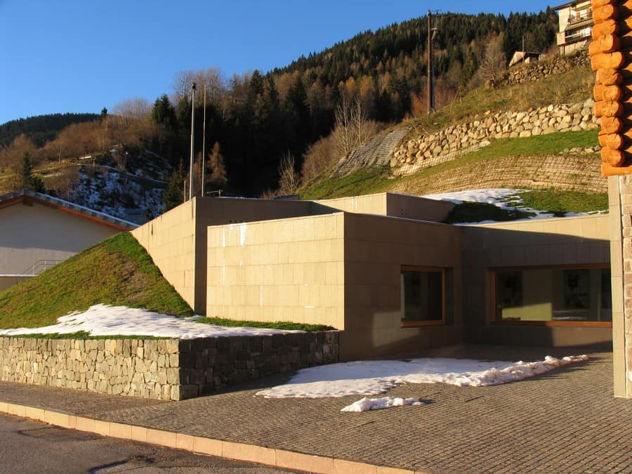 Costruzioni Dallapè Srl edificio moderno in montagna con neve.