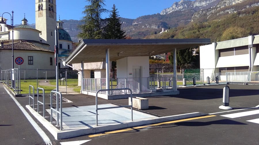 Area di sosta con copertura e accesso facilitato per scuola media.