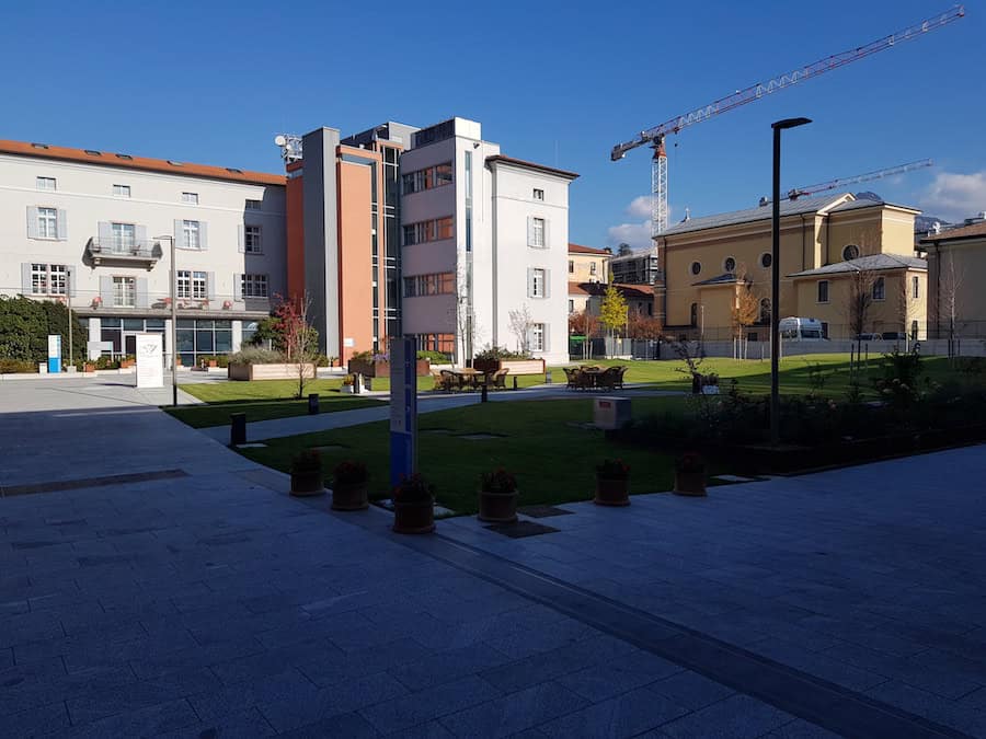 Cantiere ed edificio residenziale in costruzione a Milano.