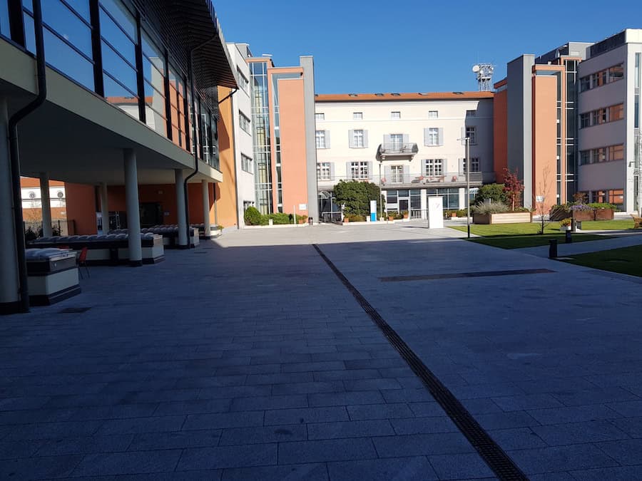 Edificio moderno di Costruzioni Dallapè Srl con area esterna e parcheggio.