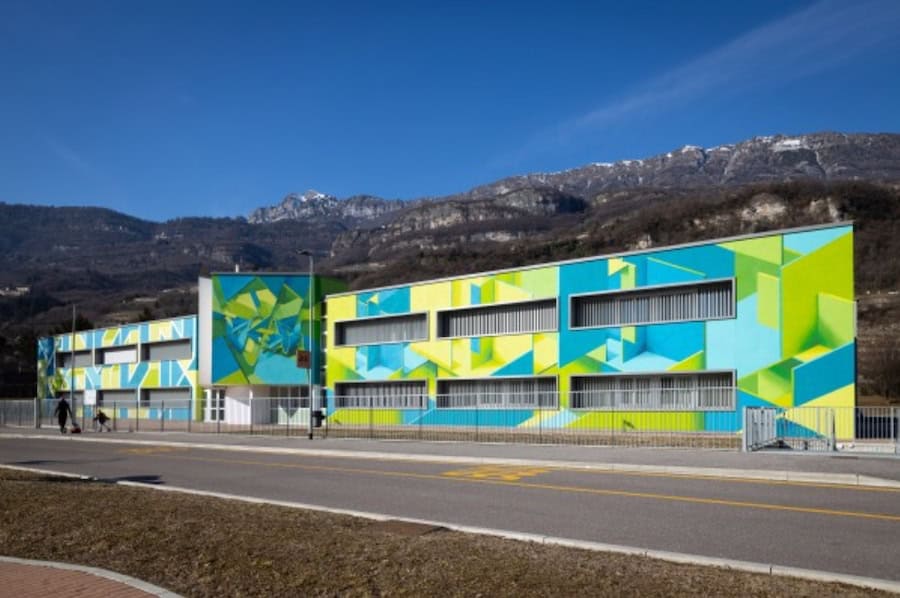 Edificio moderno con facciata colorata a geometrie a Villa Lagarina.