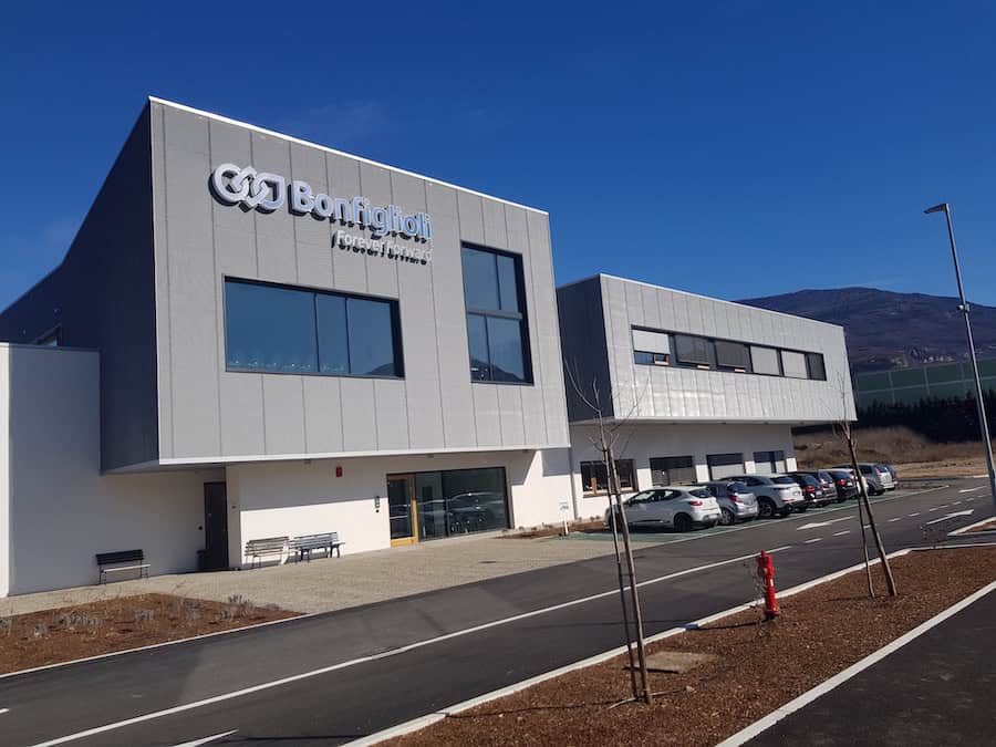 Capannone industriale BMR Bonfiglioli a Dallapè, struttura moderna e funzionale.