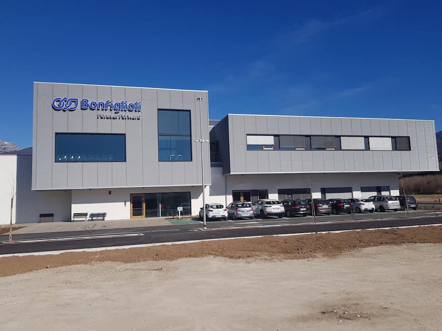 Capannone industriale Bonfiglioli con parcheggio e logo visibile.