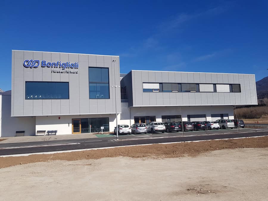 Capannone industriale BMR Bonfiglioli con parcheggio e insegne visibili.