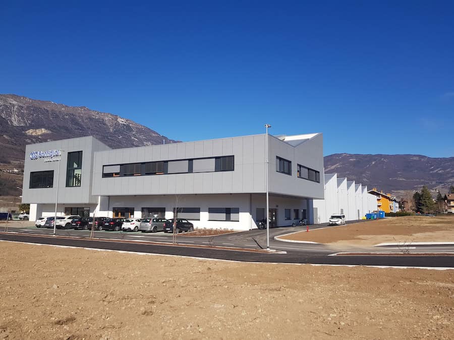 Capannone industriale costruito da Dallapè Srl con design moderno e ampio parcheggio.