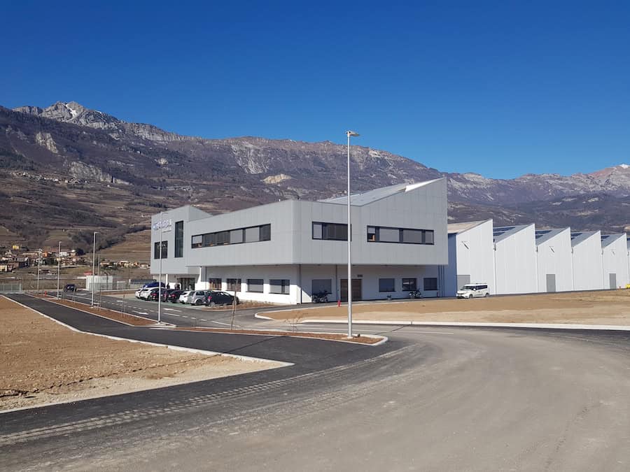 Capannone industriale moderno di Costruzioni Dallapè Srl in montagna.