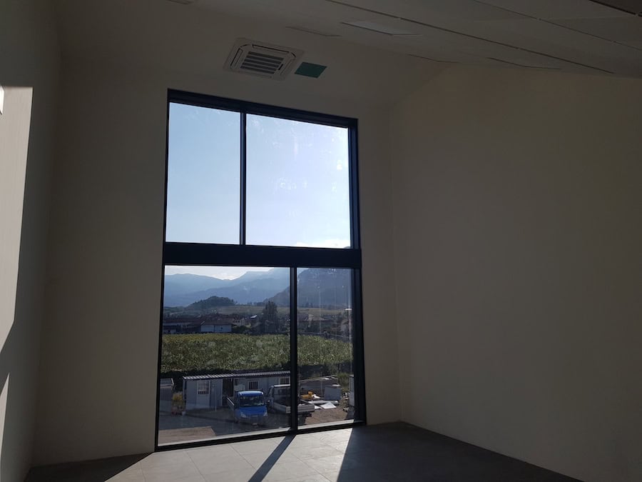 Vetrata grande in un capannone industriale in costruzione.