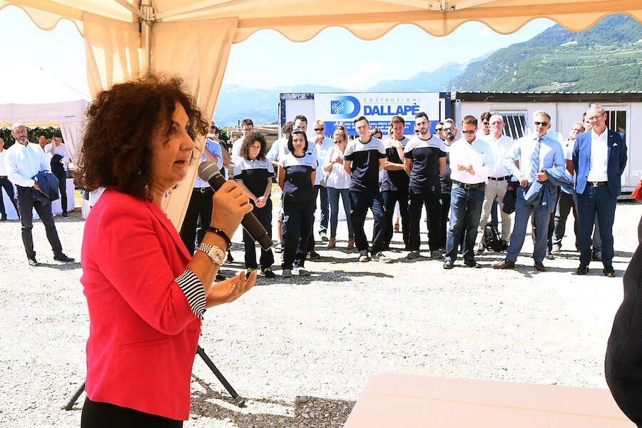 Evento aziendale Dallape con persone e palco all'aperto.