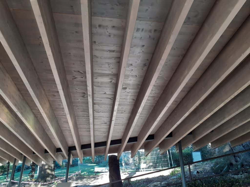 Struttura in legno del ponte nel Parco Arciducale Arco.