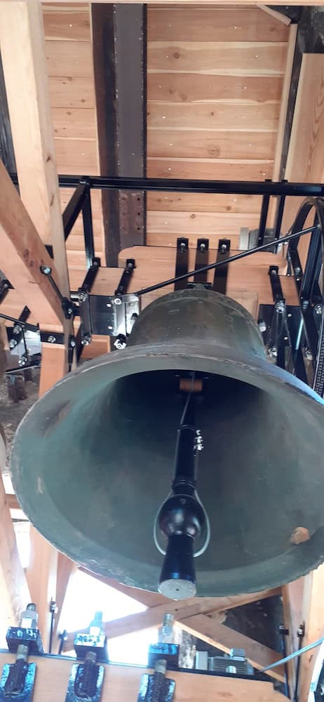 Campana della chiesa di Aldeno in fase di installazione.